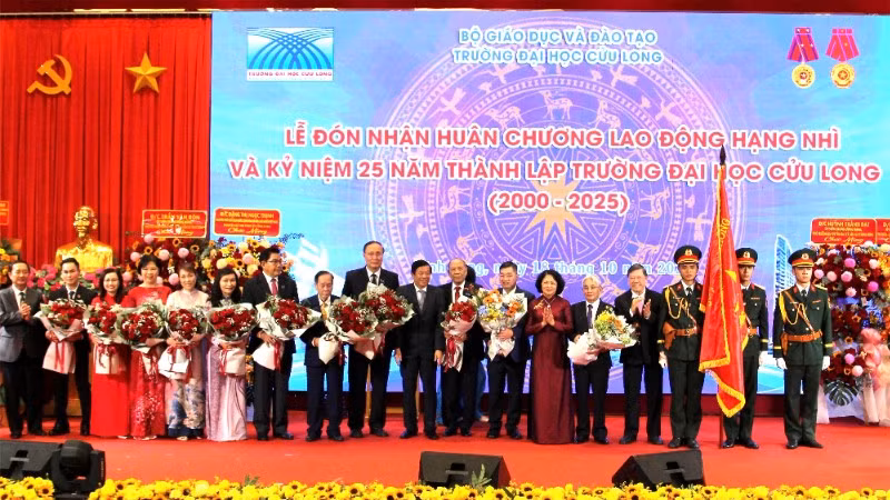 Lãnh đạo Trường đại học Cửu Long đón nhận Huân chương lao động hạng Nhì. 