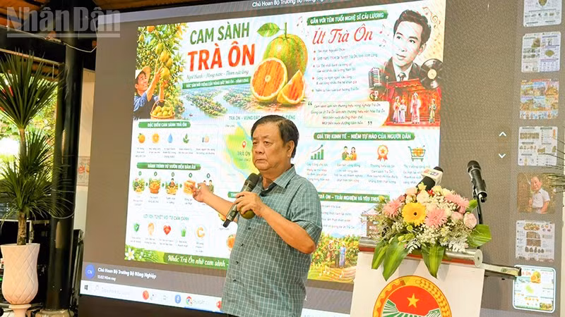 Đồng chí Lê Minh Hoan trình bày tại buổi tọa đàm. 
