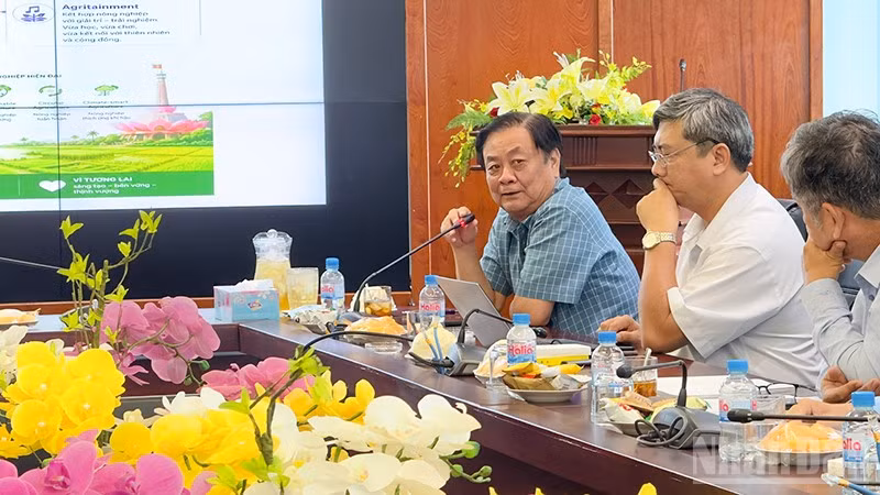 Đồng chí Lê Minh Hoan trình bày tại buổi trao đổi. 