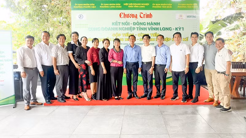 Lãnh đạo tỉnh chụp ảnh lưu niệm với doanh nghiệp. 