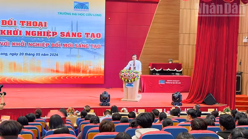 Lãnh đạo Sở Khoa học và Công nghệ phát biểu tại buổi đối thoại. 