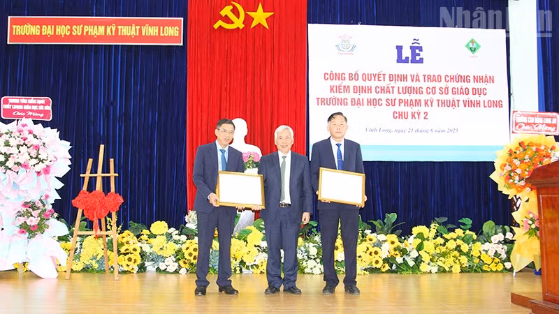Trung tâm kiểm định chất lượng giáo dục Sài Gòn (CEA Saigon) trao Giấy chứng nhận đạt chuẩn kiểm định chất lượng cơ sở giáo dục đại học chu kỳ 2 cho Trường đại học Sư phạm kỹ thuật Vĩnh Long. 