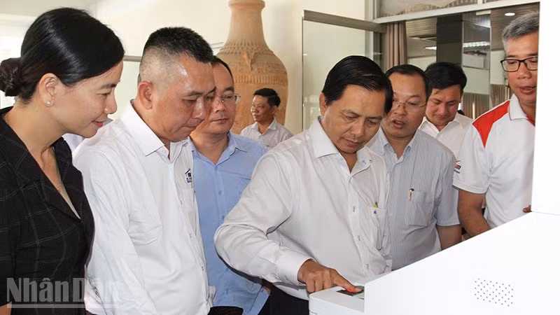 Bí thư Tỉnh ủy Vĩnh Long Trần Văn Lâu cùng các đại biểu trải nghiệm hệ thống giải pháp EZYSERVE AIB phục vụ hành chính công do Công ty Cổ phần Lê Bảo Minh phối hợp triển khai tại Vĩnh Long. 