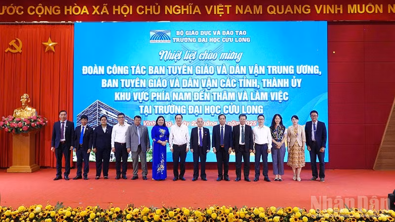 ndo_br_hinh-4-doan-cong-tac-cua-ban-tuyen-giao-va-danvan-trung-uong-tham-truong-dhcl.jpg
