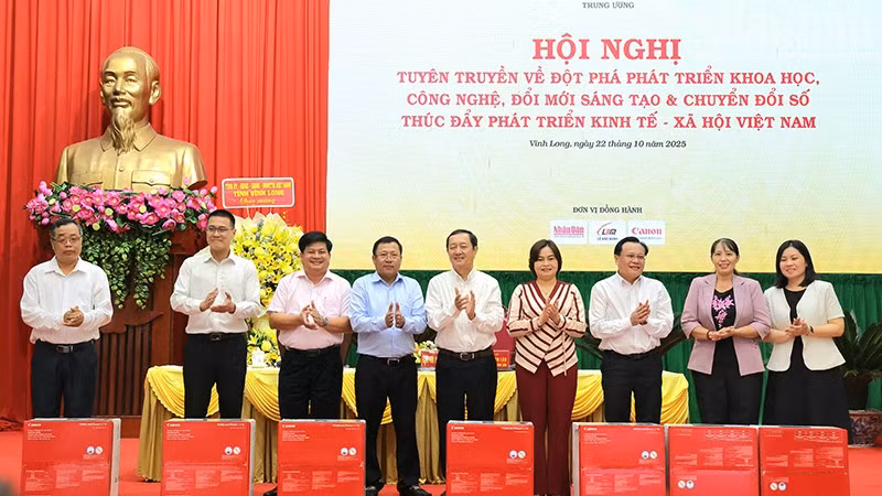 ndo_tr_hinh-3-bao-nhan-dan-va-cong-ty-le-bao-mih-tang-cho-vinh-long-may-in-tai-hoi-thao.jpg