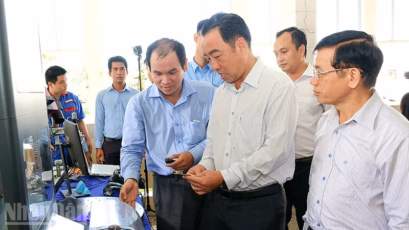 ndo_bl_hinh-2-chu-tich-uynd-tinh-vinh-long-tham-quan.jpg