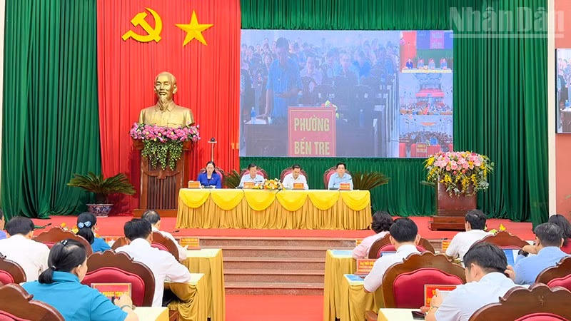 Đại biểu Quốc hội tiếp xúc cử tri tại điểm cầu Tỉnh ủy. 