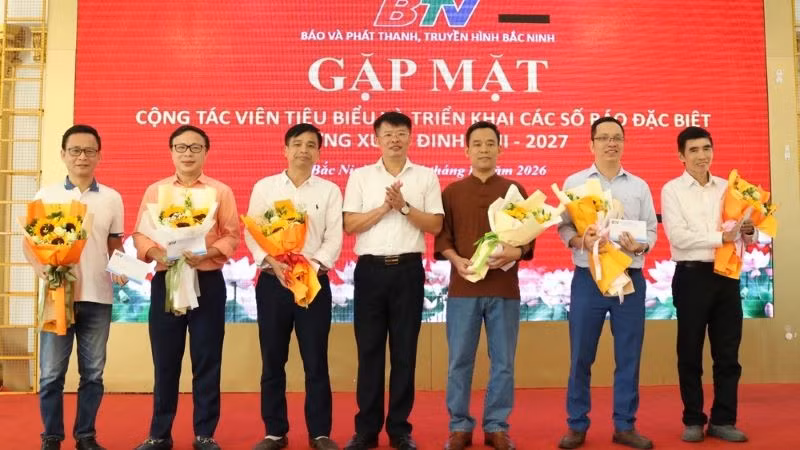 giam-doc-bao-khen-thuong-cong-tac-vien-tieu-bieu.jpg