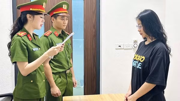 Cơ quan Công an thi hành quyết định khởi tố vụ án, bị can. (Ảnh: Công an Thanh Hóa)