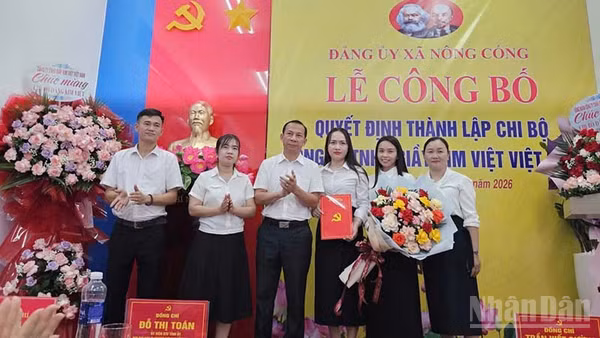 Bí thư Đảng ủy xã Nông Cống trao quyết định thành lập cho Chi bộ Đảng trong doanh nghiệp FDI. (Ảnh: MAI LUẬN)