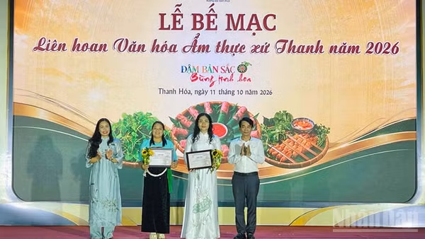 Ban tổ chức trao giải A cho gian hàng của tỉnh Phú Thọ và Trường đại học Hồng Đức. (Ảnh: Mai Luận)