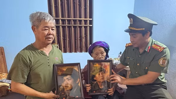 Đại diện đoàn công tác trao ảnh liệt sĩ phục dựng cho gia đình Bà mẹ Việt Nam Anh hùng.