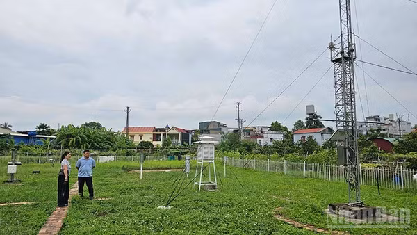 Nhân lực kiểm tra thiết bị phục vụ thu thập thông tin dự báo thời tiết ở Đài khí tượng thủy văn tỉnh Thanh Hóa. (Ảnh: MAI LUẬN) 