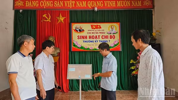 Cán bộ thôn Bà Triệu, xã Triệu Sơn giới thiệu ứng dụng chuyển đổi số trong hỗ trợ đảng viên sinh hoạt đảng định kỳ. (Ảnh: MAI LUẬN)