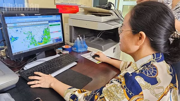Cán bộ Đài khí tượng thủy văn Thanh Hóa tổng hợp, phân tích dữ liệu, cảnh báo thiên tai. (Ảnh: MAI LUẬN)