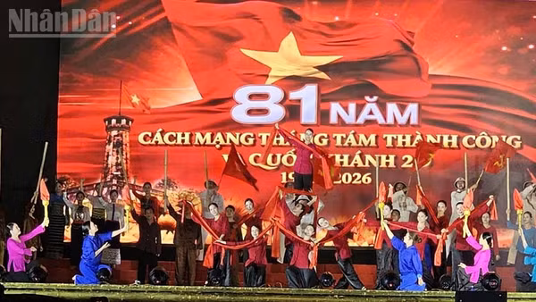 Chương trình nghệ thuật tại Quảng trường Lam Sơn, phường Hạc Thành, tỉnh Thanh Hóa. (Ảnh: Mai Luận)