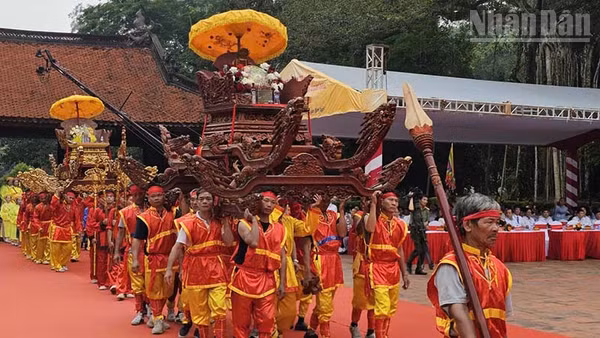 Rước kiệu vua Lê Thái Tổ và Trung Túc vương Lê Lai về sân điện Lam Kinh. (Ảnh: MAI LUÂN)