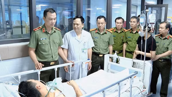 Công an tỉnh Thanh Hóa thăm đồng chí, đồng đội bị thương trong khi làm nhiệm vụ.