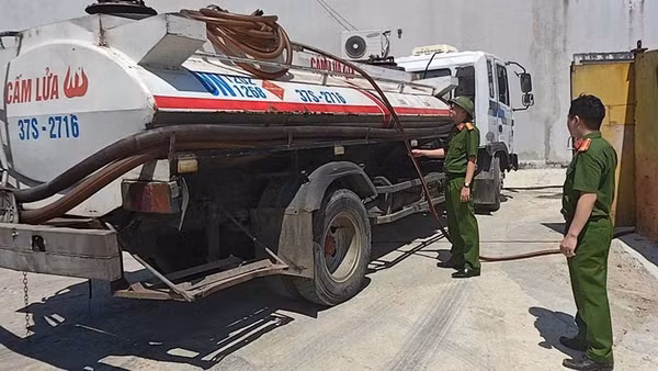 Cảnh sát phát hiện chất lỏng đang được hút từ bể tại khu kinh doanh phế liệu lên xe bồn. (Ảnh: Công an Thanh Hóa)