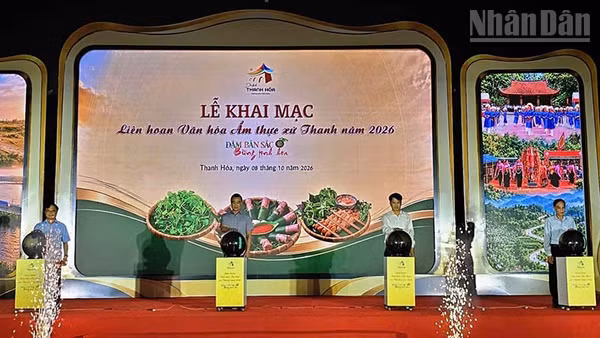 Lãnh đạo tỉnh Thanh Hóa và Cục Du lịch Việt Nam thực hiện nghi thức khai mạc Liên hoan. (Ảnh: Mai Luận)