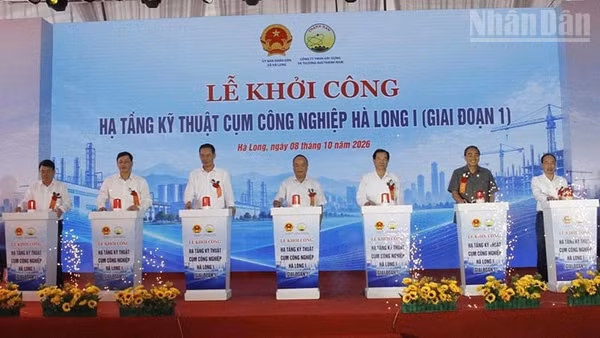 Các đại biểu thực hiện nghi thức khởi công xây dựng hạ tầng cụm công nghiệp. (Ảnh: Mai Luận)