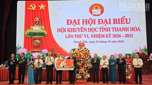 Trung ương Hội Khuyến học Việt Nam tặng hoa, ảnh Bác Hồ chúc mừng đại hội. (Ảnh: MAI LUẬN).