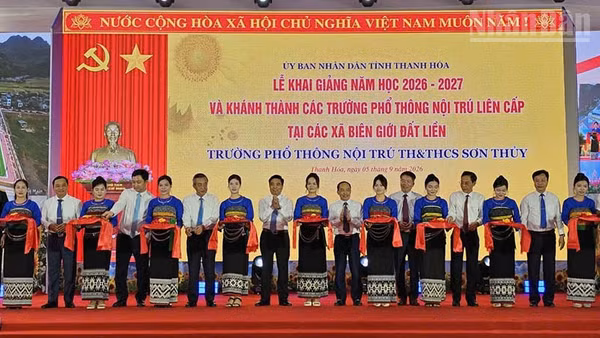 Các đại biểu cắt băng khánh thành Trường phổ thông nội trú Tiểu học và Trung học cơ sở xã Sơn Thủy, tỉnh Thanh Hóa. (Ảnh: MAI LUẬN)