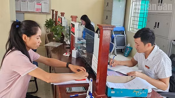Cán bộ Trung tâm Phục vụ hành chính công xã An Nông tiếp nhận, giải quyết hồ sơ hành chính cho công dân. (Ảnh: Mai Luận)