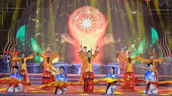 Nổi trống khai hội du lịch biển Hải Tiến 2026.