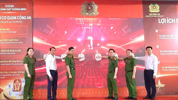 Các đại biểu thực hiện nghi thức ra mắt "Trạm Cảnh sát thông minh". (Ảnh: Công an Thanh Hóa)