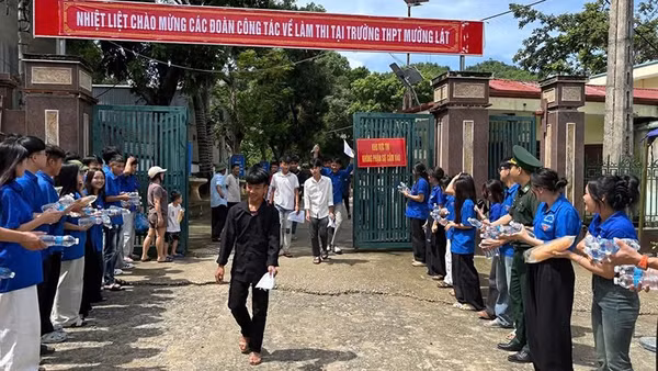 Thanh niên tình nguyện mừng đón các thí sinh kết thúc buổi thi.