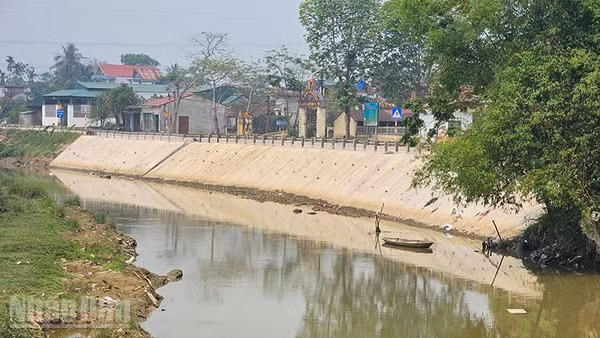 Đoạn sạt lở bờ sông Nhơm ở xã Trung Chính đã được kè lát kiên cố. (Ảnh: Mai Luận)