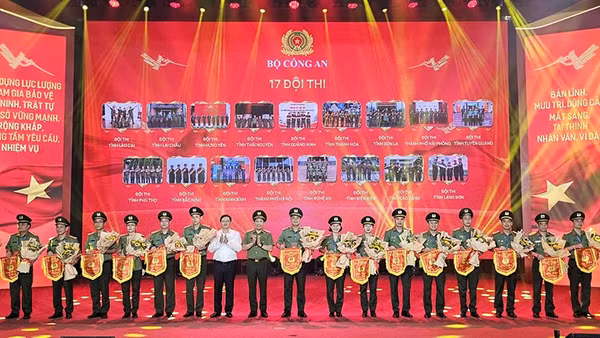 Lãnh đạo Bộ Công an và tỉnh Thanh Hóa trao tặng cờ lưu niệm cho các đội dự thi.