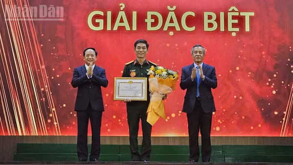 Lãnh đạo Ban Tuyên giáo Trung ương và tỉnh Thanh Hóa trao giải đặc biệt cho Đại tá Trịnh Xuân Việt. (Ảnh: MAI LUẬN)
