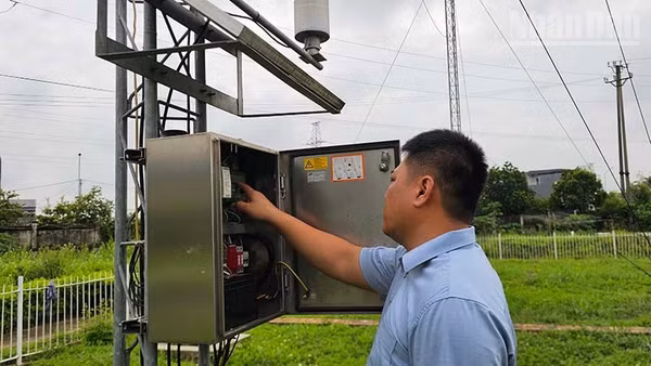 Cán bộ Đài khí tượng thủy văn Thanh Hóa kiểm tra thiết bị quan trắc. (Ảnh: Mai Luận)