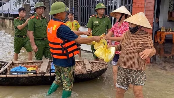Công an Thanh Hóa cấp phát suất ăn cho người dân vùng ngập nước. (Ảnh: Công an Thanh Hóa)