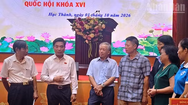 Phó Chủ tịch Quốc hội Nguyễn Doãn Anh trao đổi với cử tri Thanh Hóa. (Ảnh: Mai Luận)