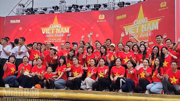 Quần chúng nhân dân đã cùng Việt Nam tiến bước. (Ảnh: Mai Luận)