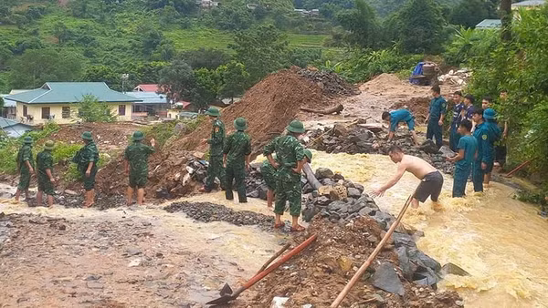 Lực lượng vũ trang ở xã Trung Lý nắn dòng chảy bảo vệ khu dân cư, cây trồng, giảm thiệt hại và khai thác công năng đường giao thông. (Ảnh: Bộ đội Biên phòng Thanh Hóa)
