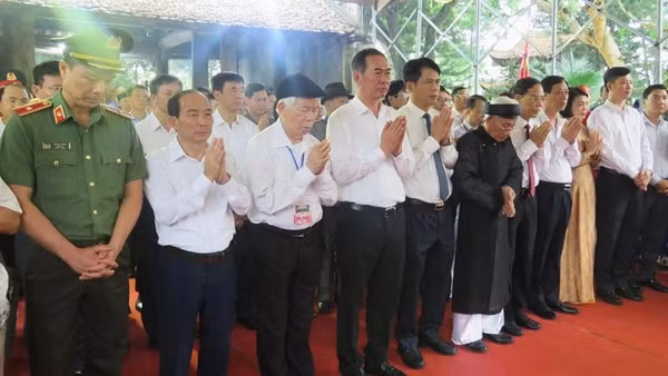 Các đại biểu tưởng niệm, tri ân Hoàng đế Lê Đại Hành.