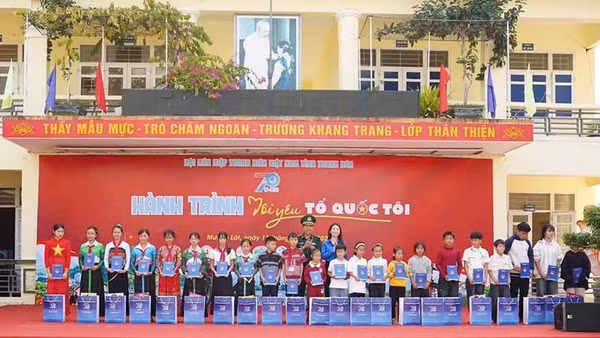 Thanh niên Thanh Hóa cùng Bộ đội Biên phòng tặng quà cho học sinh nghèo, vượt khó. (Ảnh: Bộ đội Biên phòng Thanh Hóa)