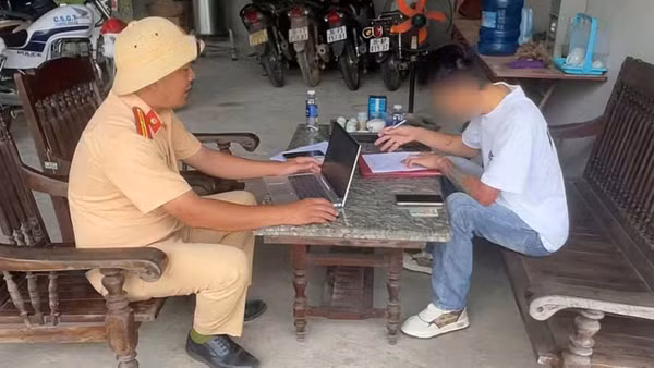 Cảnh sát giao thông làm việc, xác minh hành vi vi phạm của người điều khiển phương tiện. (Công an Thanh Hóa)