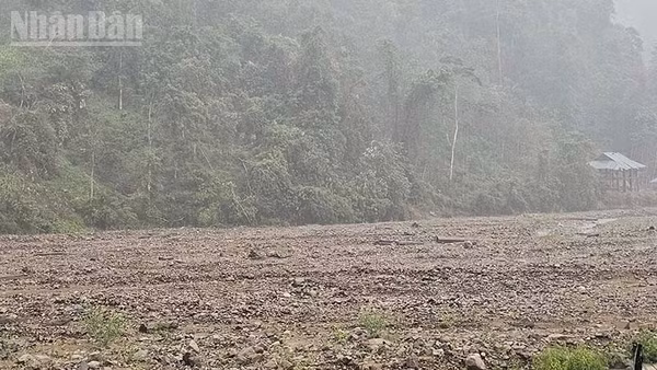 Một phần ruộng nước ở xã Bát Mọt, tỉnh Thanh Hóa trơ sỏi đá bởi các trận lũ lịch sử. (Ảnh: MAI LUẬN)