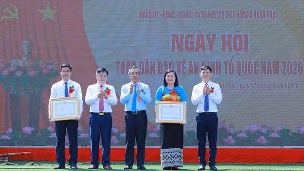 Lãnh đạo tỉnh Thanh Hóa trao tặng Bằng khen cho Nhân dân và cán bộ xã Xuân Thái có thành tích xuất sắc. (Ảnh: Công an Thanh Hóa cung cấp)