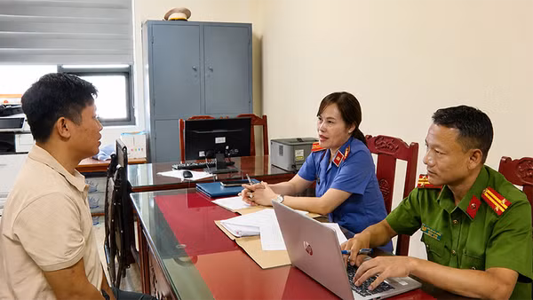 Đại diện cơ quan điều tra xét hỏi đối tượng La Đức Long. (Ảnh: Công an Thanh Hóa)