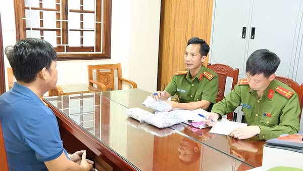 Công an xét hỏi đối tượng Huỳnh Văn Mẫn. (Ảnh: Công an Thanh Hóa)
