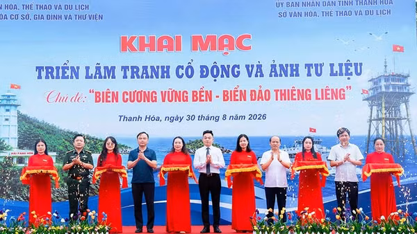 Các đại biểu cắt băng khai mạc triển lãm. (Ảnh: Sở Văn hóa, Thể thao và Du lịch Thanh Hóa cung cấp)