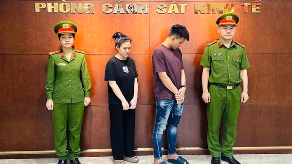 Công an thi hành quyết định khởi tố các bị can.
