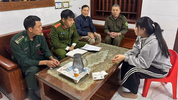 Công an cùng lực lượng chức năng đến gia đình chủ sở hữu tàu cá đối soát thông tin, cập nhật dữ liệu. 