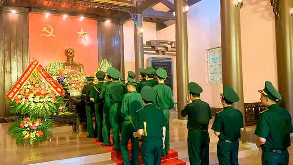 Lực lượng vũ trang Thanh Hóa dâng hương tưởng niệm Bác Hồ.
